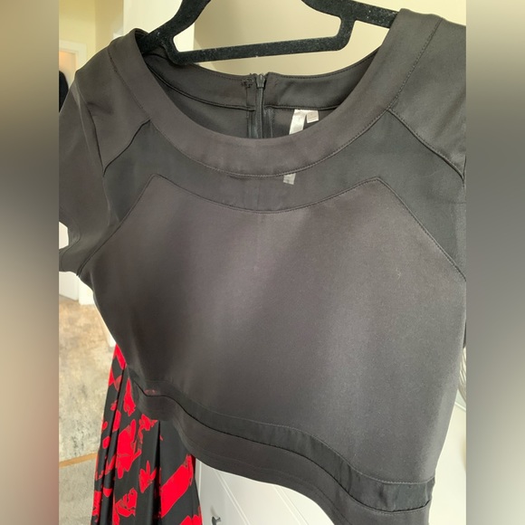 Cropped Top with Mesh Inserts - Size M - Picture 4 of 4